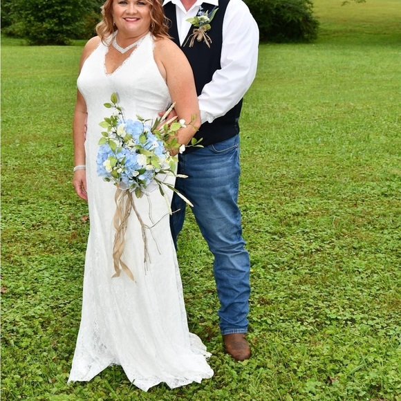 David’s Bridal Stretch Lace Halter dress - Picture 4 of 8